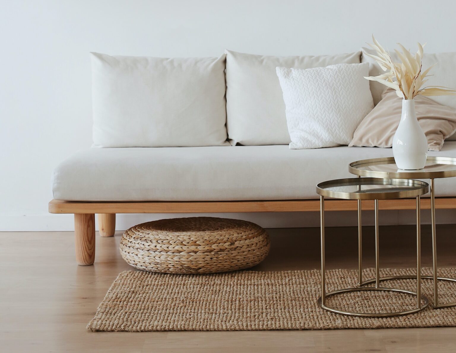 divano e tappeto in tessuti naturali